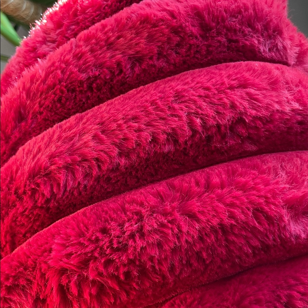 Set of 2 Luxurious Plush Red Faux Fur Throw Pillows🏡NWT! - Picture 9 of 10
